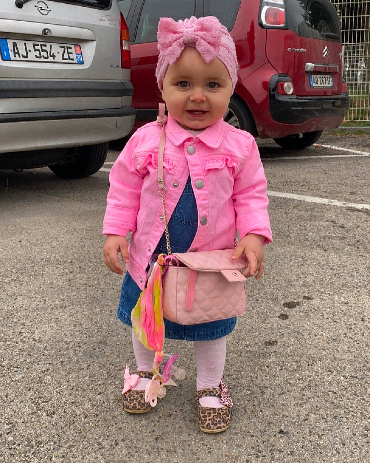 Mëlya a rejoint le concours — aidez-le/la à gagner de superbes lots ! automotive_design, automotive_exterior, automotive_lighting, automotive_tire, bumper, car, footwear, happy, headwear, mode_of_transport, motor_vehicle, person, pink, plant, shoe, smile, tire, toddler, vehicle, vehicle_door