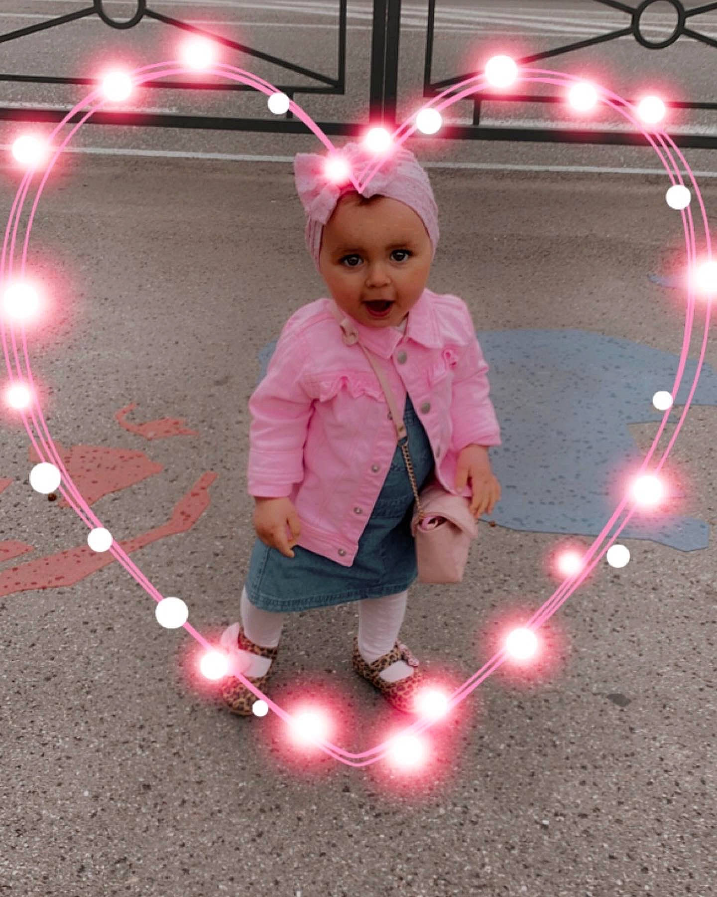 Mëlya a rejoint le concours — aidez-le/la à gagner de superbes lots ! child, circle, event, flash_photography, fun, happy, headwear, holiday, light, lighting, line, magenta, party_supply, person, pink, red, smile, snapshot, space, standing