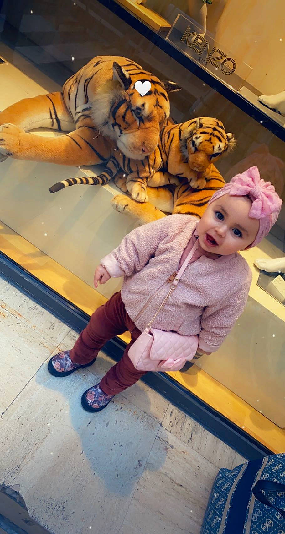 Mëlya participe au concours pour gagner de l'argent avec cette photo : art, boot, child, costume, fictional_character, floor, flooring, fun, fur, happy, headwear, human_leg, leisure, person, sandal, smile, snapshot, sneakers, tiger, toddler