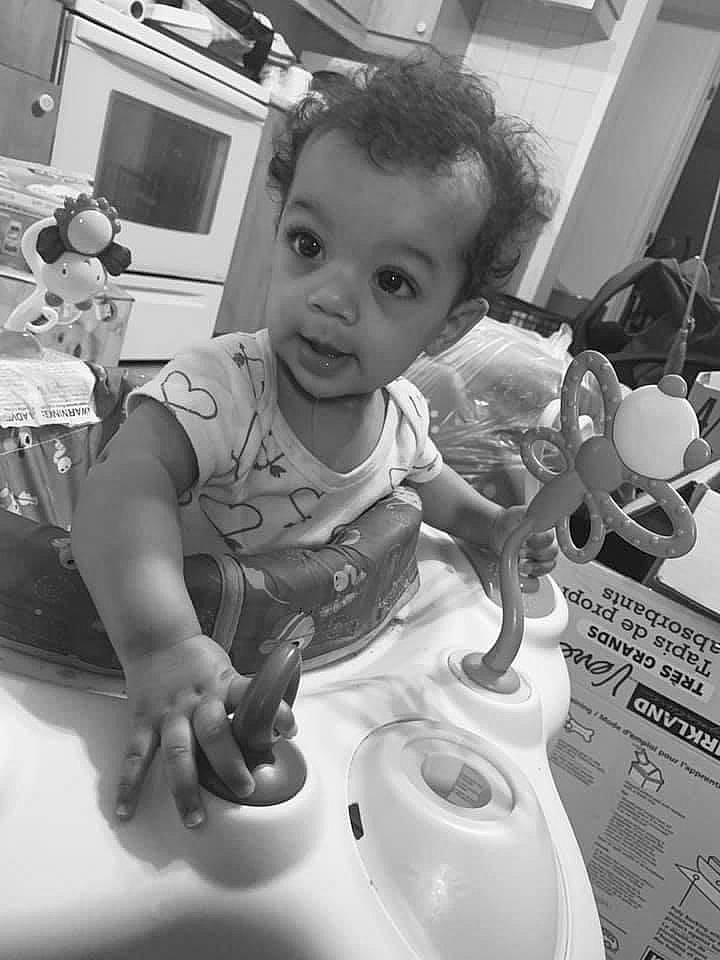 Nala a rejoint le concours — aidez-le/la à gagner de superbes lots ! arm, baby, birth, black, black_and_white, child, eye, family, hairstyle, hand, happy, monochrome, people, person, photograph, photography, smile, snapshot, style, toddler