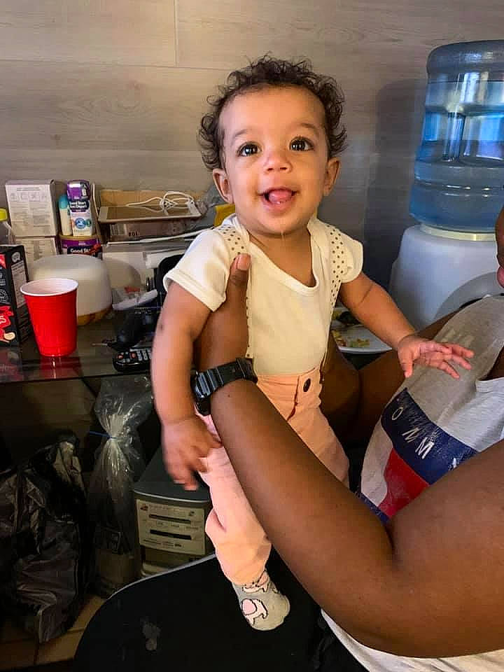 Nala participe au concours pour gagner de l'argent avec cette photo : arm, child, finger, leg, person