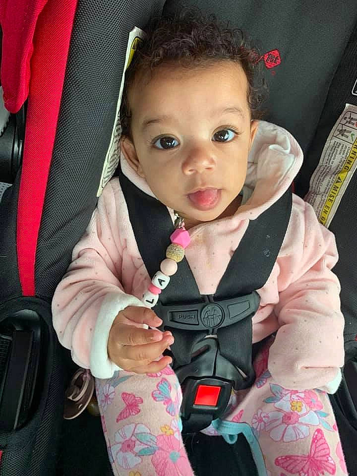 Nala a rejoint le concours — aidez-le/la à gagner de superbes lots ! auto_part, baby, car_seat, cheek, child, person, pink, seat_belt, skin, smile, toddler