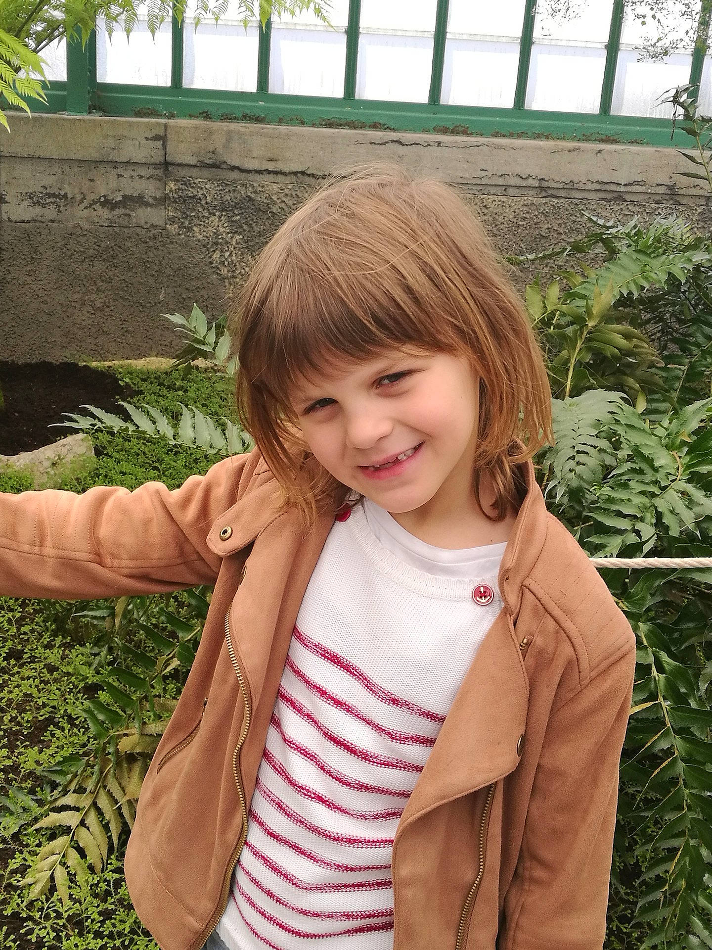Perrine a rejoint le concours — aidez-le/la à gagner de superbes lots ! beauty, brown_hair, child, child_model, eye, fun, girl, grass, hair, hairstyle, human_hair_color, joy, long_hair, portrait_photography, skin, smile