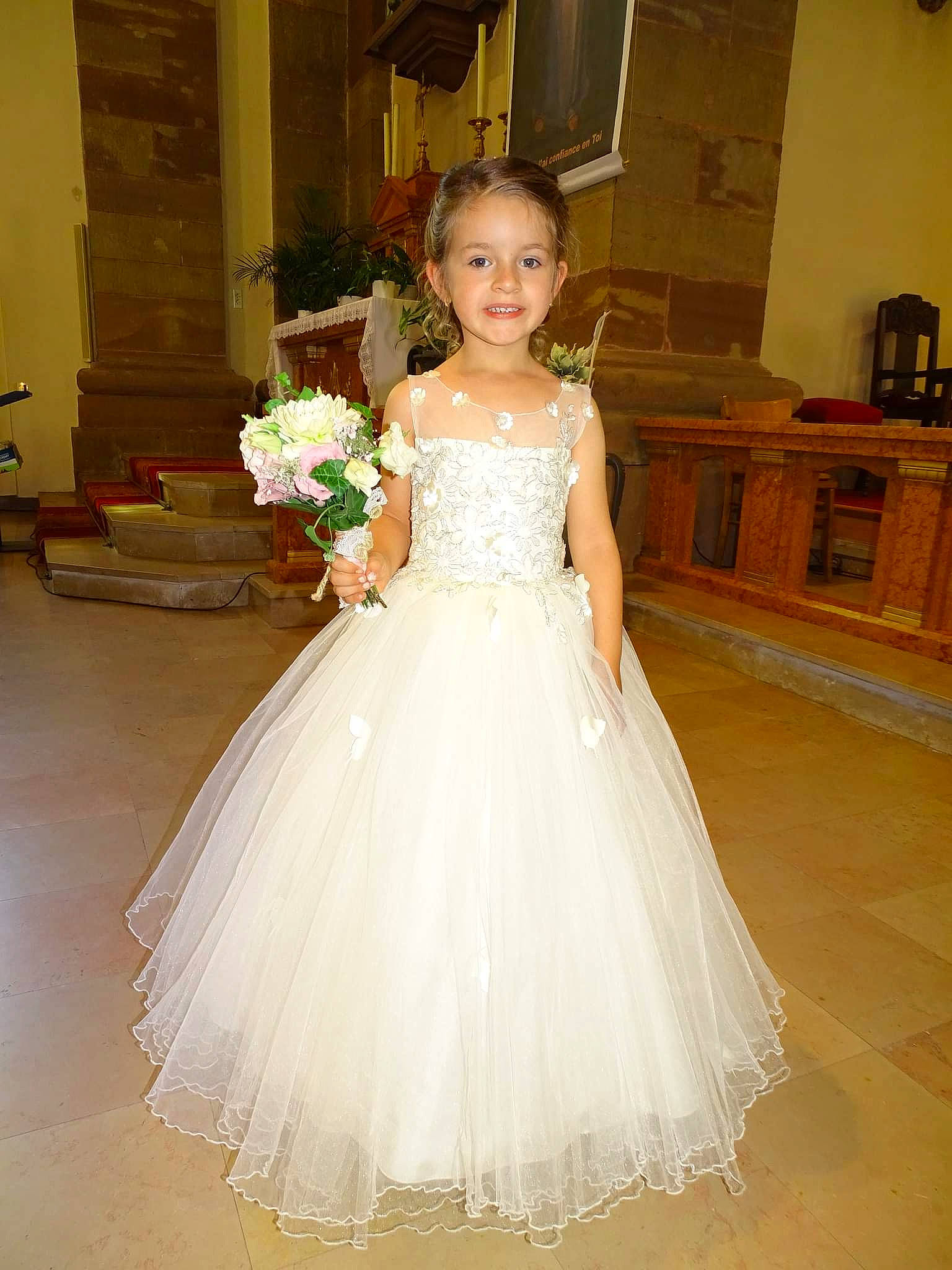 Elise participe au concours pour gagner de l'argent avec cette photo : bridal_clothing, bridal_party_dress, day_dress, dress, embellishment, fashion_design, flash_photography, flooring, flower, gown, hair, happy, iris, joy, one_piece_garment, person, petal, plant, shoulder, waist