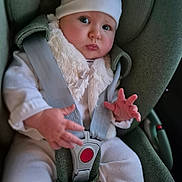 Jeanne a rejoint le concours — aidez-le/la à gagner de superbes lots ! baby, infant, car_seat, safety_harness, white_hat, pink_socks, cute, child, clothing, seatbelt, car_interior, portrait, young_child, baby_face, seat, child_safety, baby_gesture, soft_fabric, close_up, cute_expression