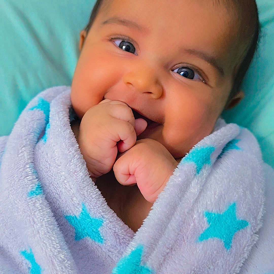 Niran is registered to the contest to win money with this photo: architecture, baby, bed, blanket, bodypart, couch, face, finger, furniture, hand, happy, head, mouth, newborn, person, photography, portrait, quilt, smile, towel