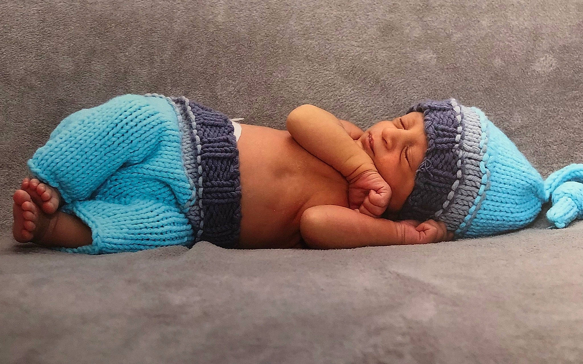 Rayen a rejoint le concours — aidez-le/la à gagner de superbes lots ! arm, baby, blue, child, hand, headgear, headwear, joint, nap, person, photography, sleep, toddler, turquoise