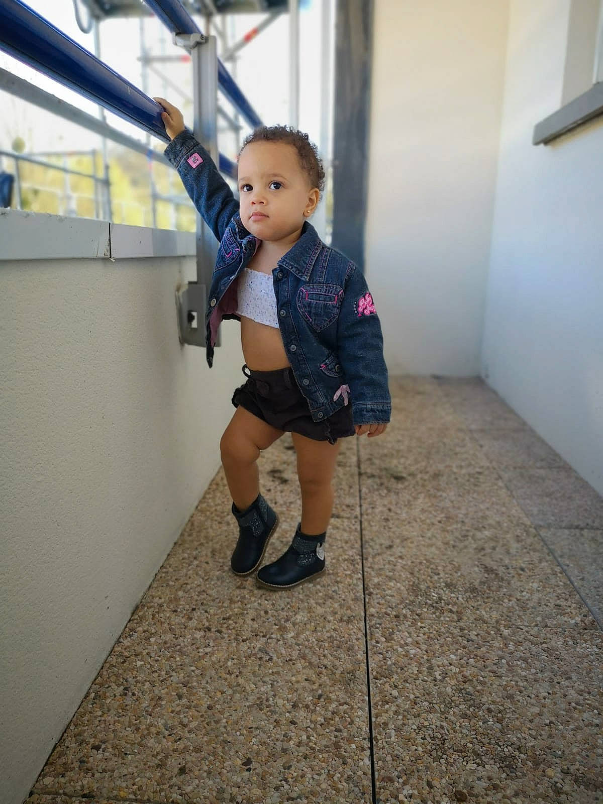 Sixtine a rejoint le concours — aidez-le/la à gagner de superbes lots ! child, floor, flooring, footwear, joint, knee, leg, person, photography, shoe, shorts, snapshot, thigh, toddler, vacation