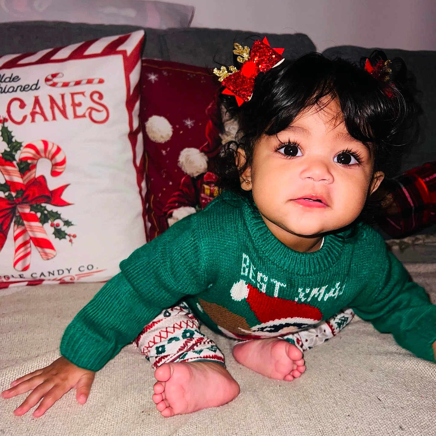 Amaya a rejoint le concours — aidez-le/la à gagner de superbes lots ! baby, babycrawling, barefoot, blackhair, bodypart, boy, child, crawling, cushion, face, finger, hair, hand, head, homedecor, male, person, photography, portrait, sitting