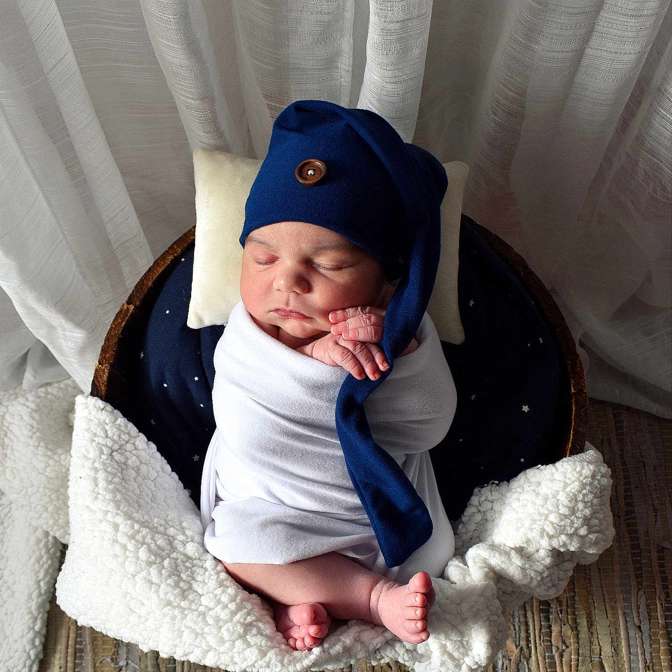 Thymaé participe au concours pour gagner de l'argent avec cette photo : baby, basket, blanket, blue_hat, cozy, curtains, cute, feet, hands, hat, indoors, infant, newborn, peaceful, pillow, portrait, resting, sleeping, soft, wrapped