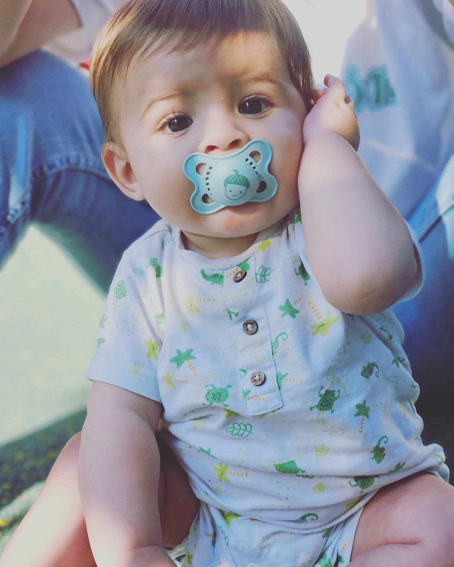 Mao a rejoint le concours — aidez-le/la à gagner de superbes lots ! baby, baby_toddler_clothing, cheek, dress, eye, eyelash, facial_expression, finger, gesture, grass, hand, happy, iris, lip, neck, nose, person, skin, sleeve, toddler