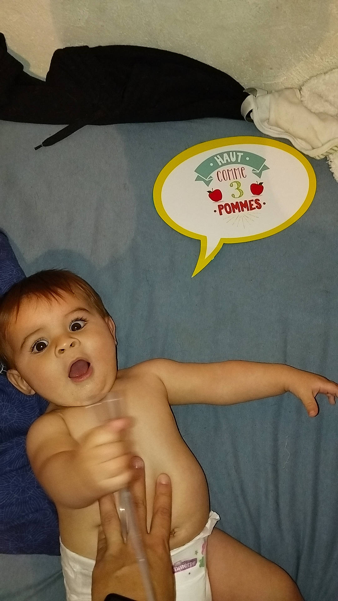 Mao a rejoint le concours — aidez-le/la à gagner de superbes lots ! abdomen, baby, baby_toddler_clothing, bathing, cheek, chest, child, elbow, finger, gesture, hand, happy, human_body, person, sleeve, stomach, surprise, thigh, thumb, toddler