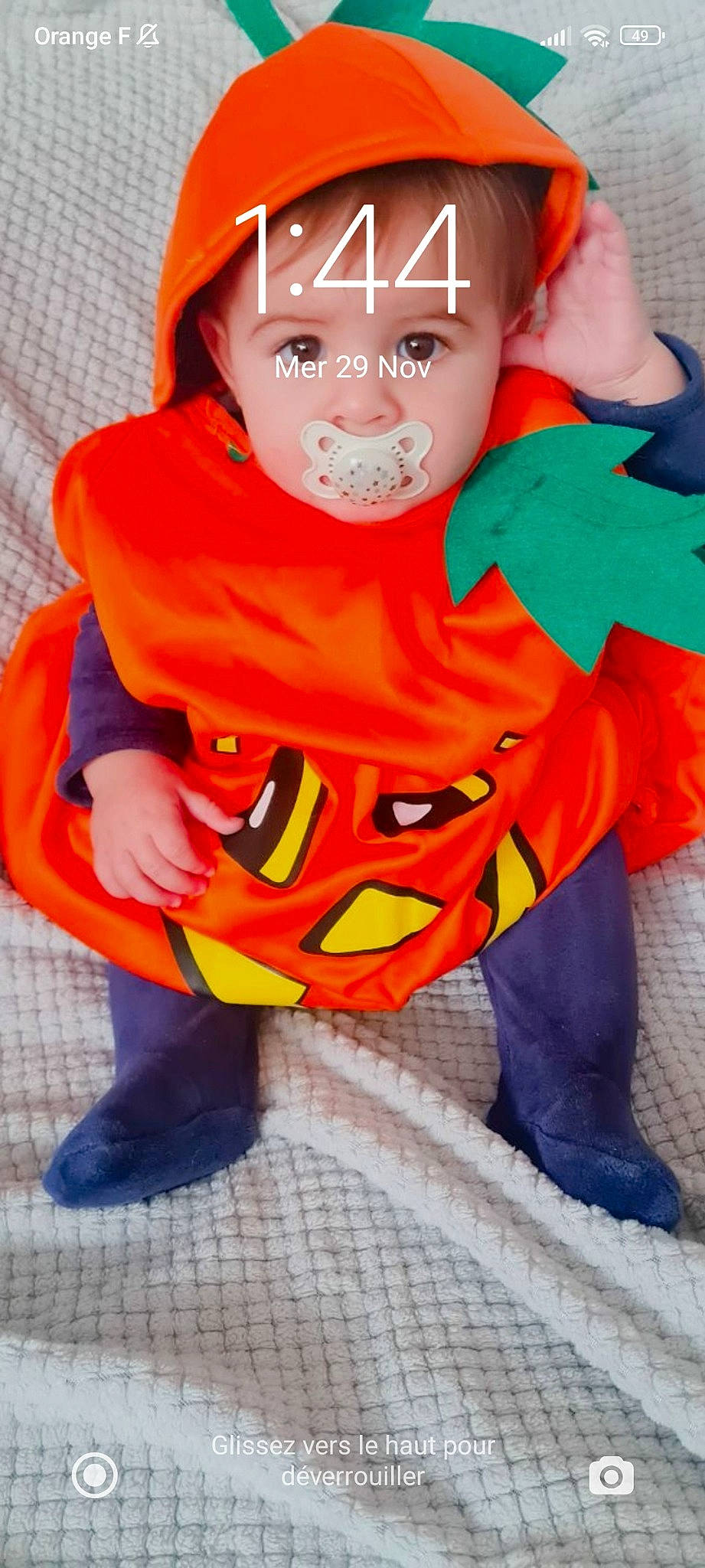 Mao a rejoint le concours — aidez-le/la à gagner de superbes lots ! animation, baby, baby_toddler_clothing, child, costume, eye, fictional_character, flooring, fun, fur, hoodie, mouth, orange, outerwear, person, personal_protective_equipment, sitting, sleeve, sportswear, t_shirt