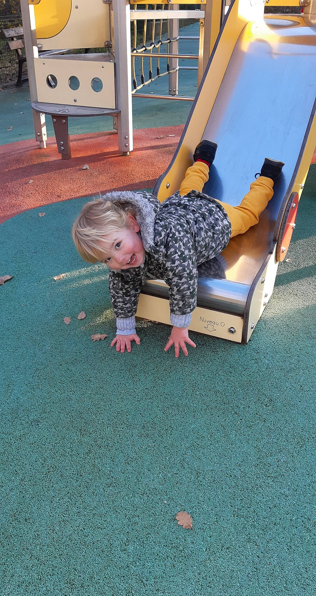 Aaron participe au concours pour gagner de l'argent avec cette photo : child, flooring, fun, joy, leisure, outdoor_play_equipment, person, play, playground, public_space, recreation, sitting, toddler