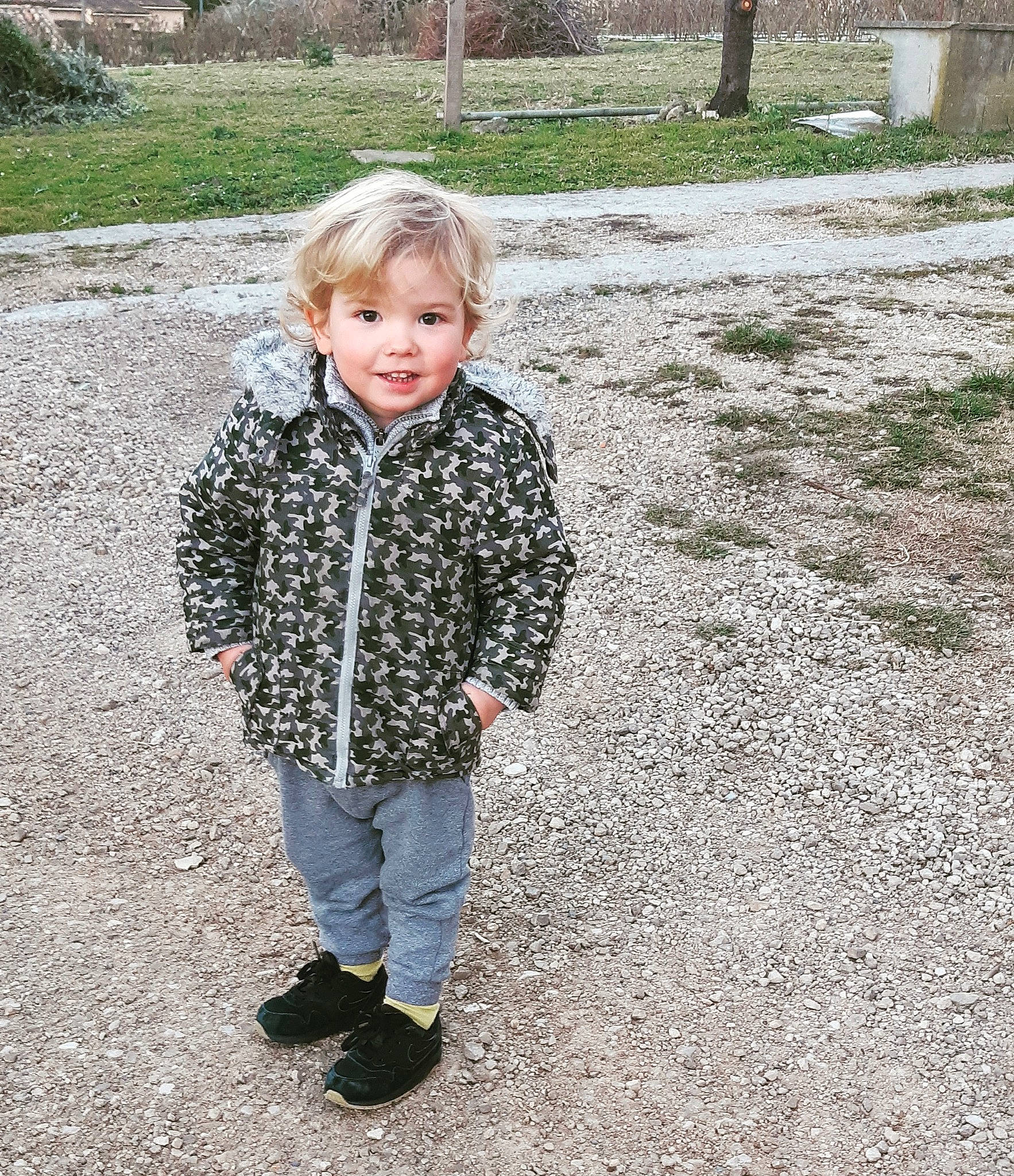 Aaron a rejoint le concours — aidez-le/la à gagner de superbes lots ! child, fun, grass, jacket, jeans, leaf, outerwear, pattern, people, person, photography, plant, play, smile, standing, sweater, toddler, tree, vacation, winter