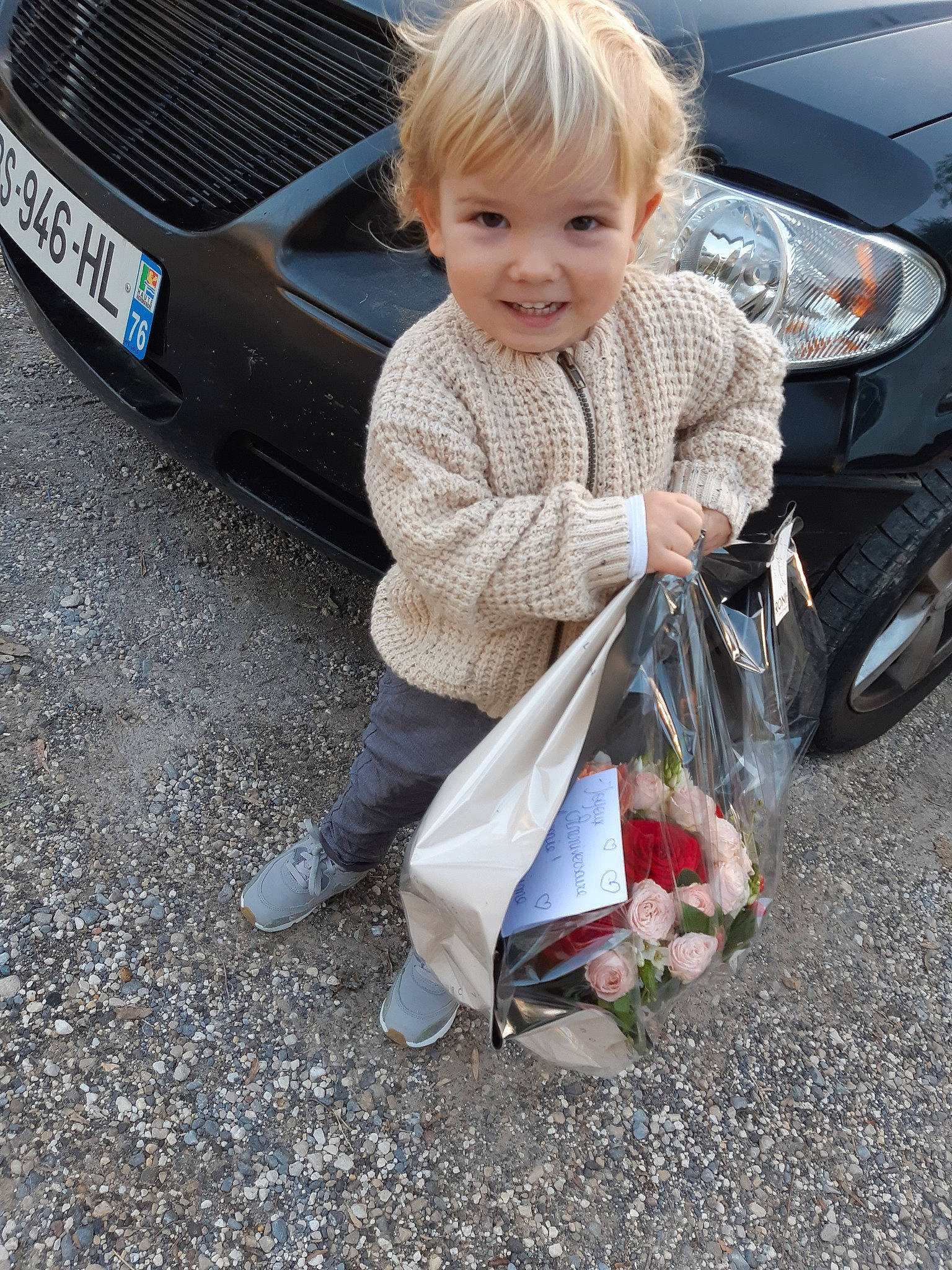 Aaron participe au concours pour gagner de l'argent avec cette photo : auto_part, automotive_exterior, automotive_lighting, bumper, car, child, compact_car, family_car, grille, joy, luxury_vehicle, minivan, person, sitting, sports_sedan, toddler, vehicle, vehicle_door