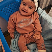 Zénaya a rejoint le concours — aidez-le/la à gagner de superbes lots ! baby, child, smile, headband, bow, sweatshirt, pants, boots, blanket, chair, indoor, happy, cute, cozy, clothing, person, portrait, infant, fashion, warm