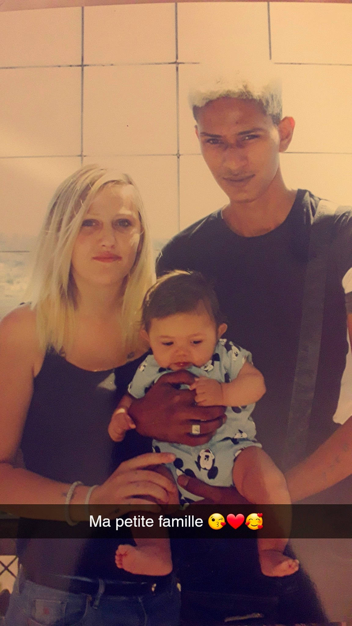 Suan participe au concours pour gagner de l'argent avec cette photo : child, family, person, smile, toddler