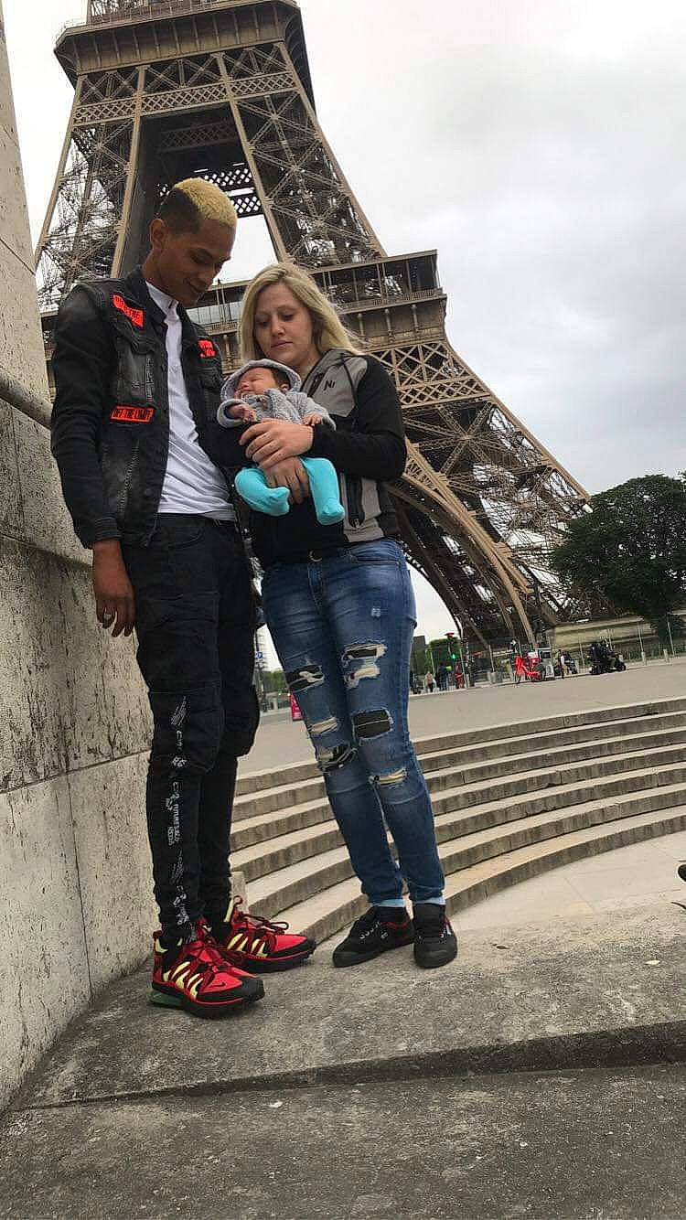 Suan a rejoint le concours — aidez-le/la à gagner de superbes lots ! architecture, child, footwear, fun, jacket, jeans, joy, leisure, people, person, photography, plant, recreation, red, snapshot, social_group, style, tourism, travel, tree