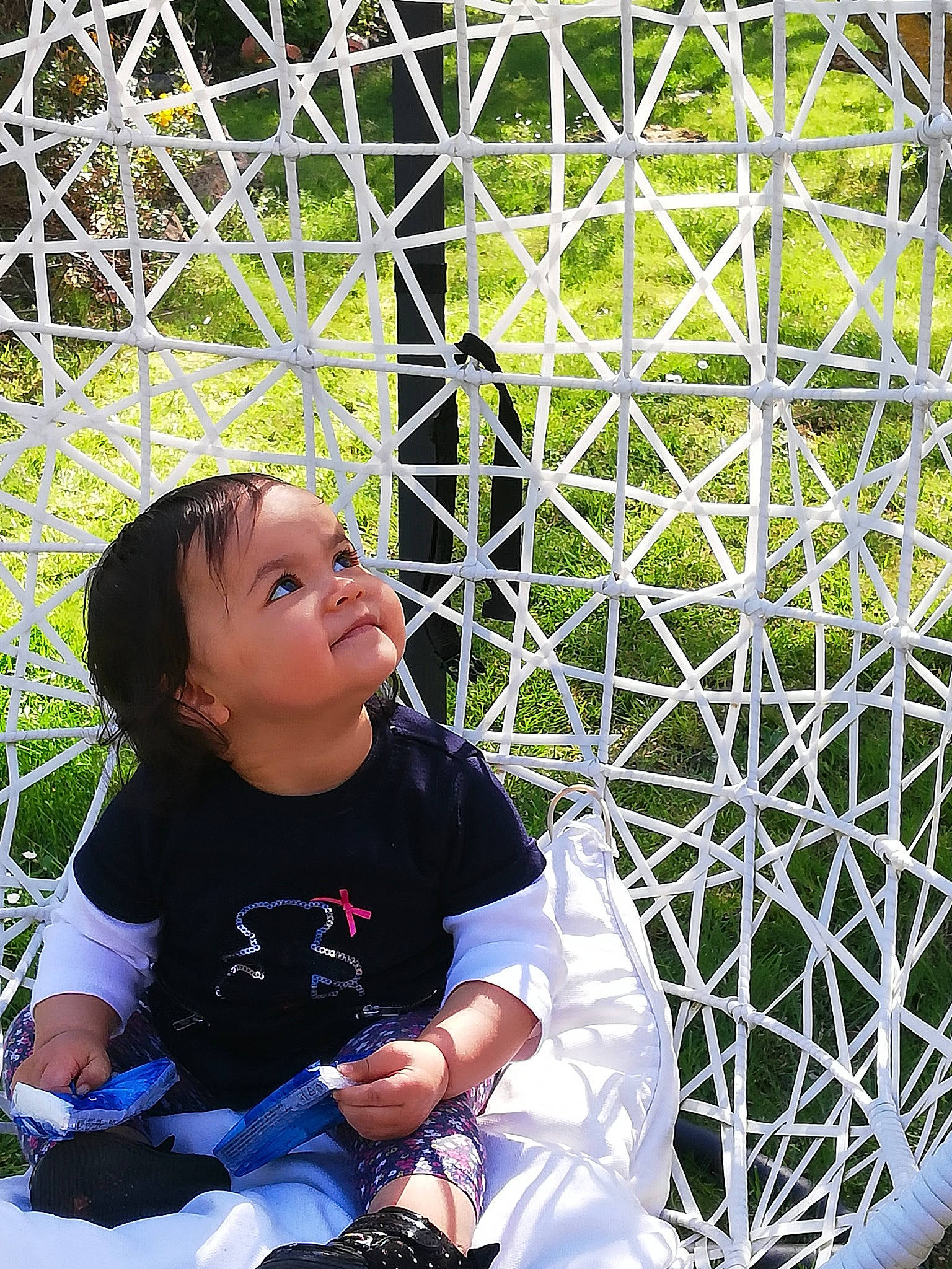 Kay-lee a rejoint le concours — aidez-le/la à gagner de superbes lots ! baby_toddler_clothing, beauty, botany, facial_expression, fun, grass, happy, human_body, leaf, leisure, mesh, natural_environment, pattern, people_in_nature, person, photograph, plant, smile, snapshot, tree