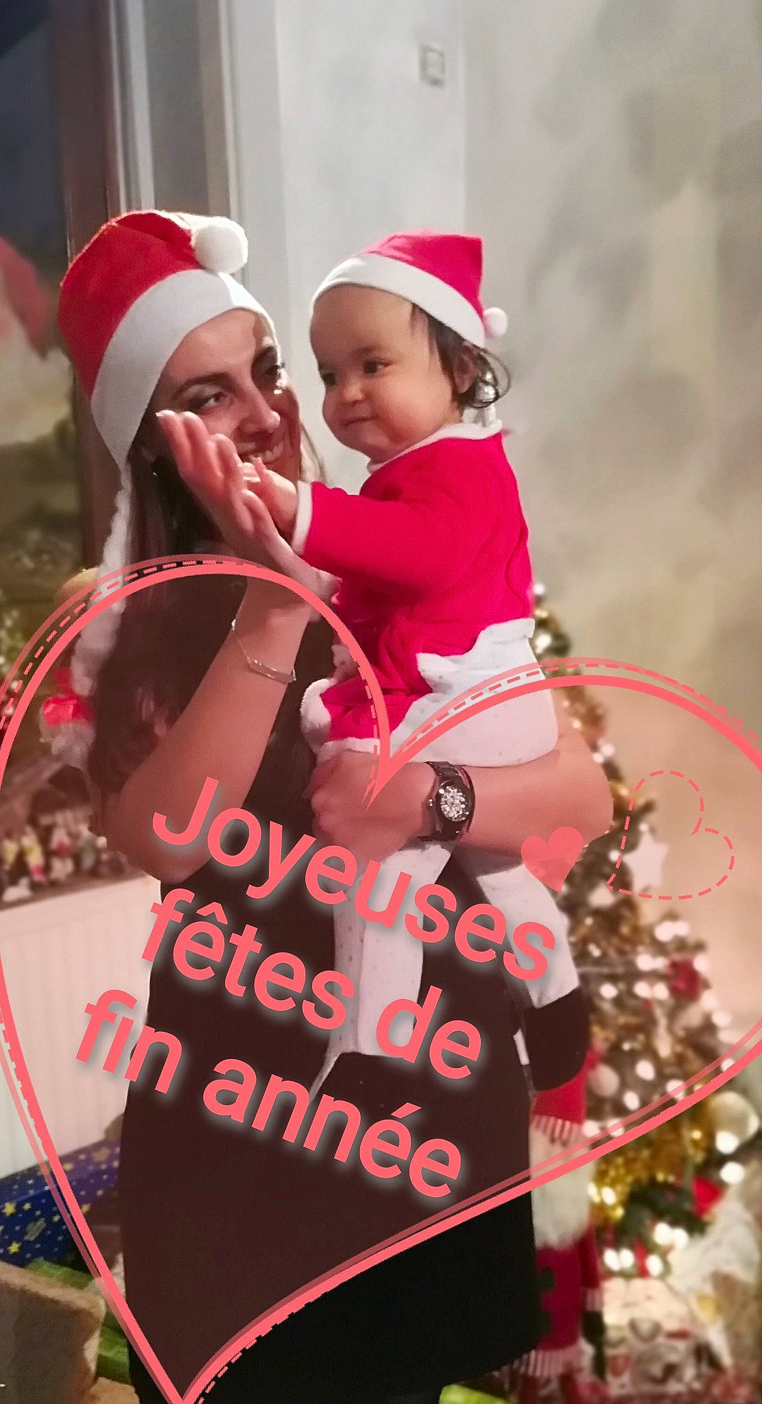 Kay-lee participe au concours pour gagner de l'argent avec cette photo : baby, cap, carmine, child, christmas, christmas_decoration, christmas_eve, christmas_ornament, event, fictional_character, gesture, happy, headwear, holiday, person, pink, recreation, red, santa_claus, smile