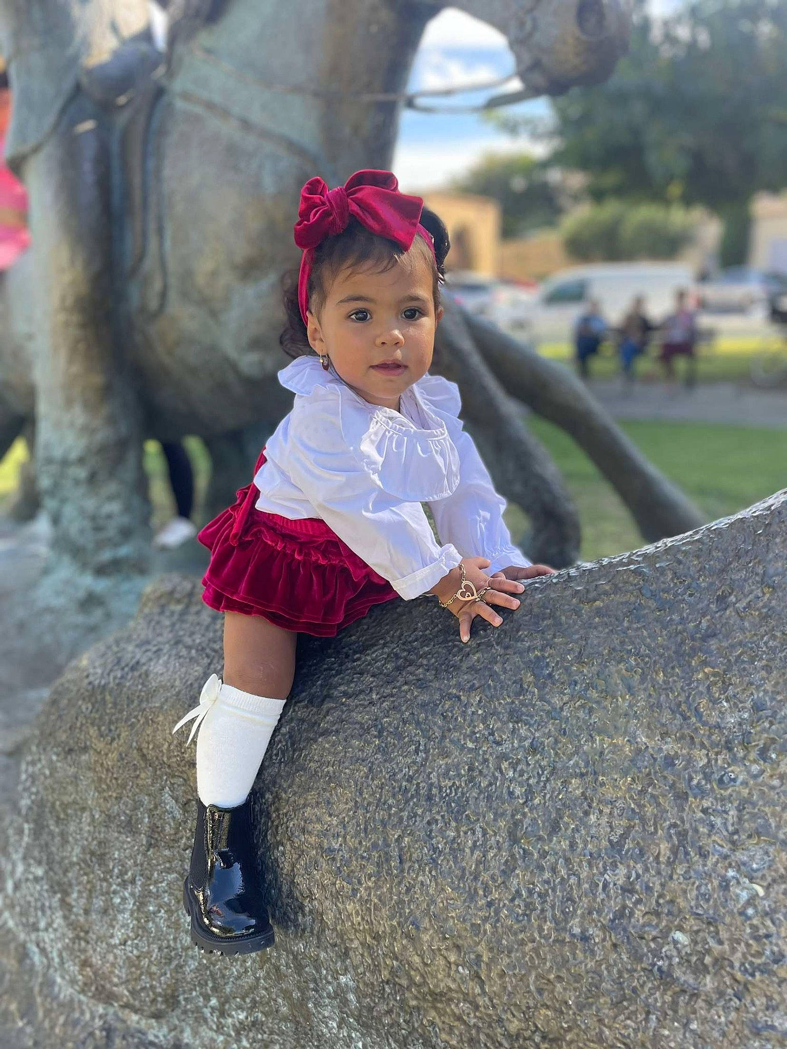 Kenyna a rejoint le concours — aidez-le/la à gagner de superbes lots ! asphalt, child, city, costume, fashion_accessory, footwear, fun, grass, happy, hat, human_leg, leisure, magenta, person, plant, recreation, sitting, soil, toddler, tree