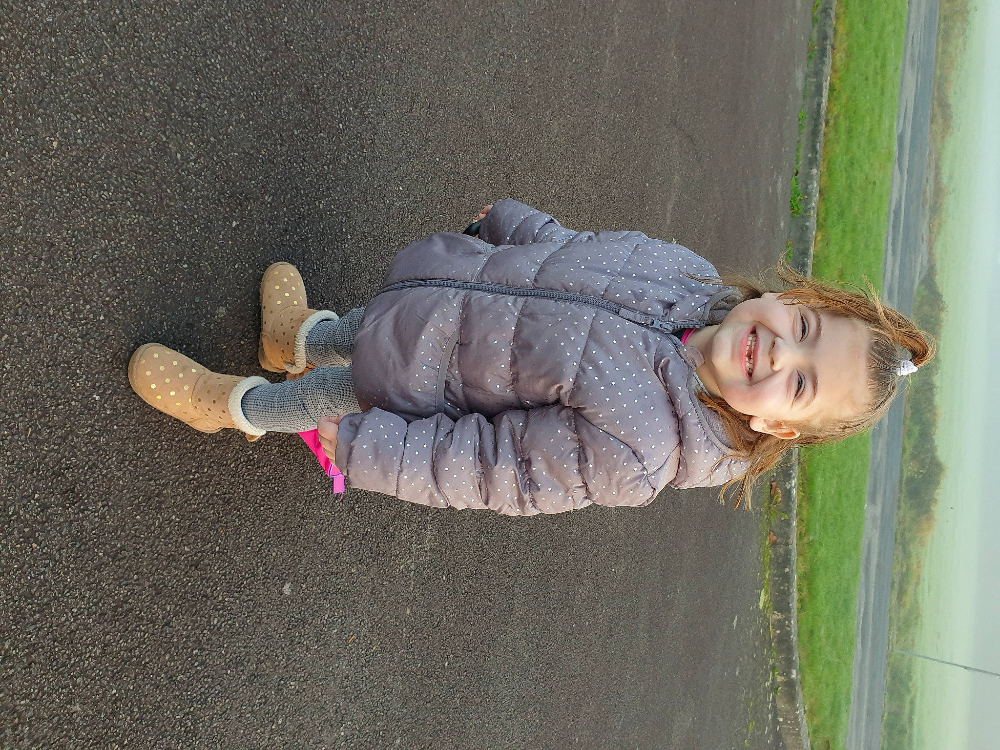 Jade participe au concours pour gagner de l'argent avec cette photo : asphalt, child, concrete, fun, gesture, grass, grey, happy, joy, person, road_surface, smile, snapshot, soil, thumb, toddler, water, wood