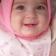Eline participe au concours pour gagner de l'argent avec cette photo : adorable, baby, bib, blanket, child, closeup, cozy, cute, face, happy, headwear, infant, knit_hat, newborn, pink_hat, portrait, smiling, soft_texture, teeth, warm_clothing