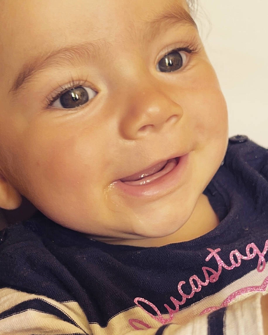 Cassy a rejoint le concours — aidez-le/la à gagner de superbes lots ! cheek, ear, eye, eyebrow, eyelash, face, forehead, gesture, happy, human_body, iris, jaw, joy, lip, mouth, nose, outerwear, person, skin, sleeve