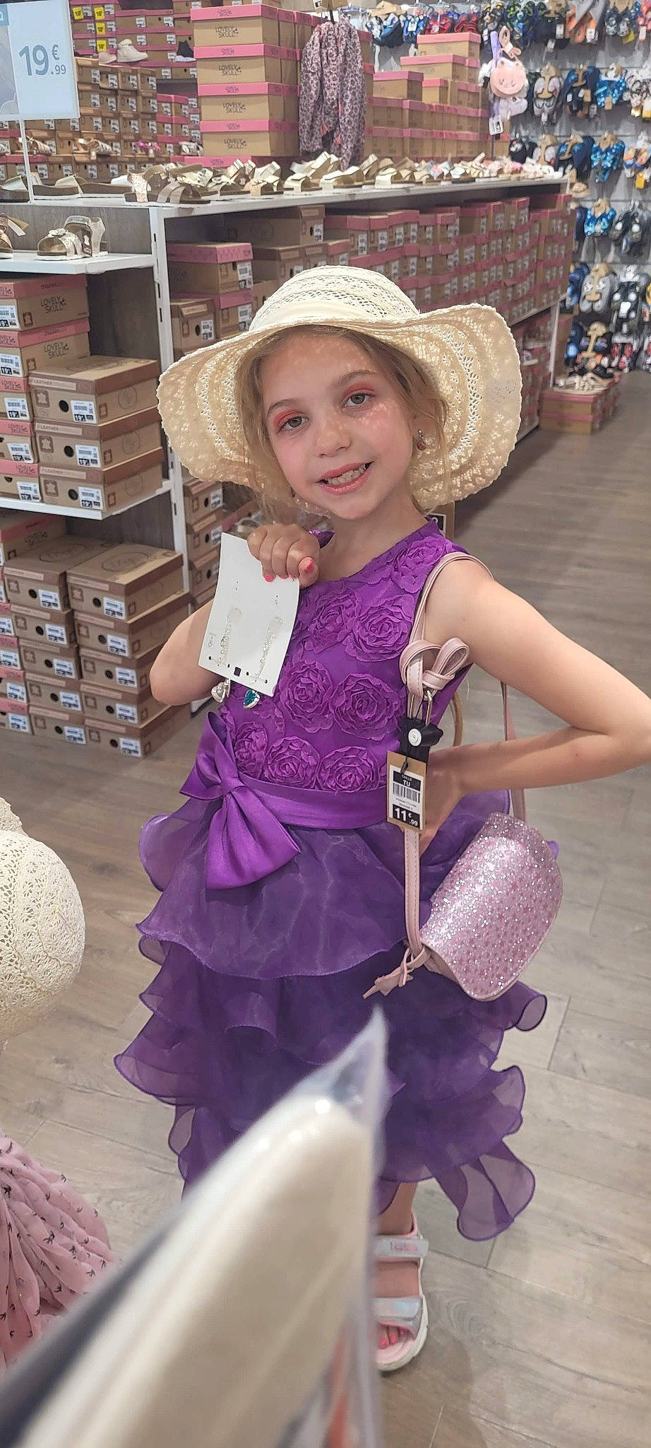 Selena a rejoint le concours — aidez-le/la à gagner de superbes lots ! child, costume, cowboy_hat, event, fashion_accessory, fun, happy, hat, joy, magenta, pattern, person, purple, retail, shelf, shopping, sitting, smile, sun_hat, toddler