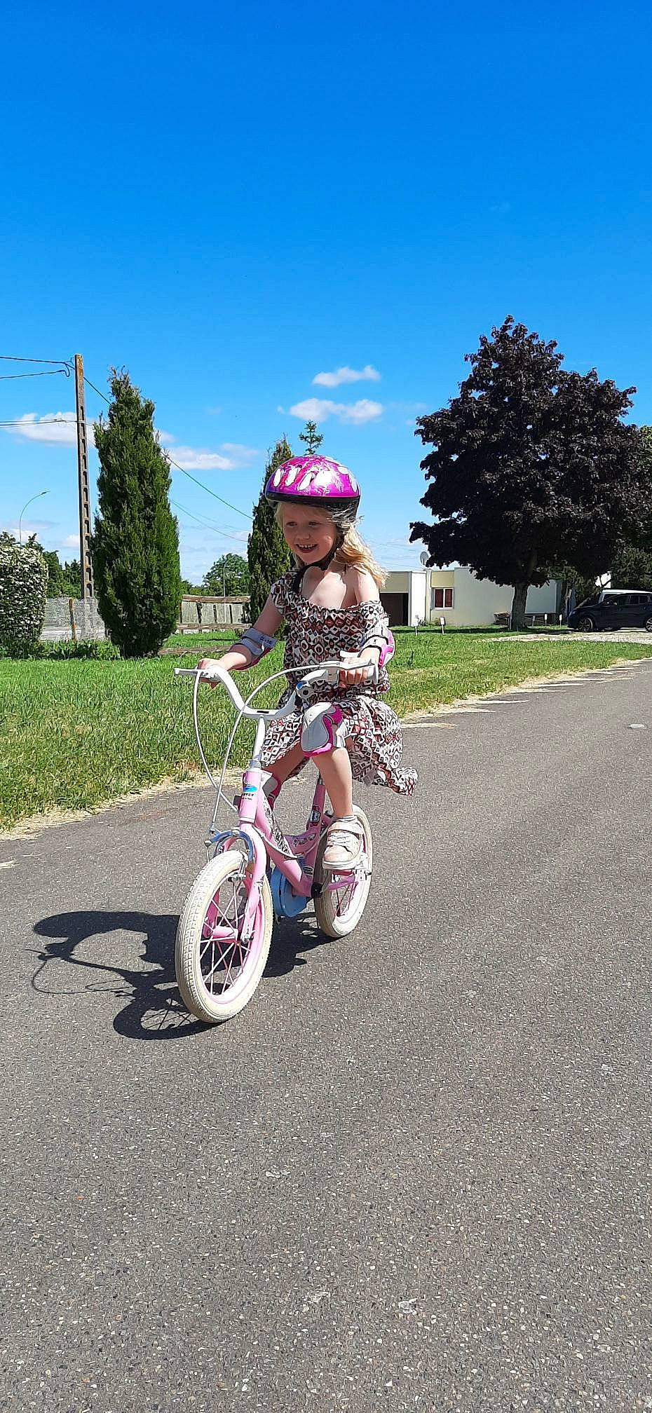 Cloe a rejoint le concours — aidez-le/la à gagner de superbes lots ! asphalt, bicycle, bicycle_accessory, bicycle_clothing, bicycle_fork, bicycle_frame, bicycle_handlebar, bicycle_helmet, bicycle_part, bicycle_tire, bicycle_wheel, bicycles_equipment_and_supplies, cloud, headwear, helmet, joy, person, plant, sky, tire