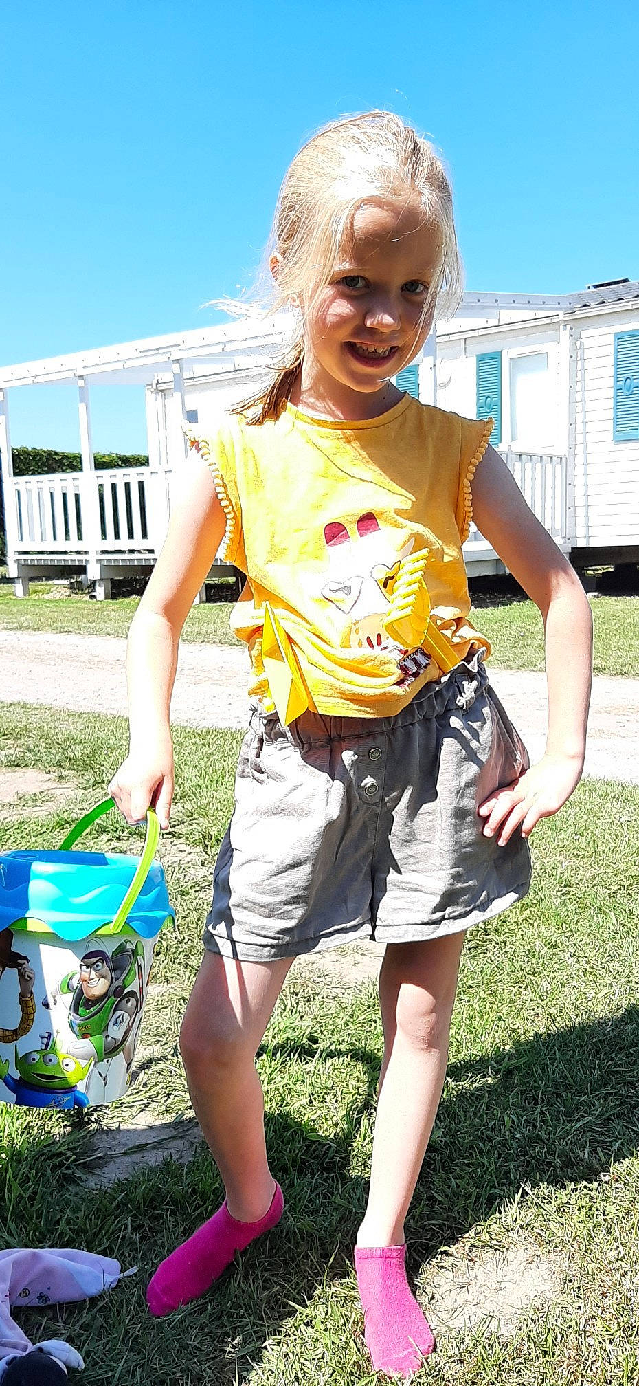 Cloe participe au concours pour gagner de l'argent avec cette photo : board_short, fun, grass, green, happy, joy, leisure, people, people_in_nature, person, recreation, shorts, sky, sleeve, smile, street_fashion, style, summer, thigh, trunks