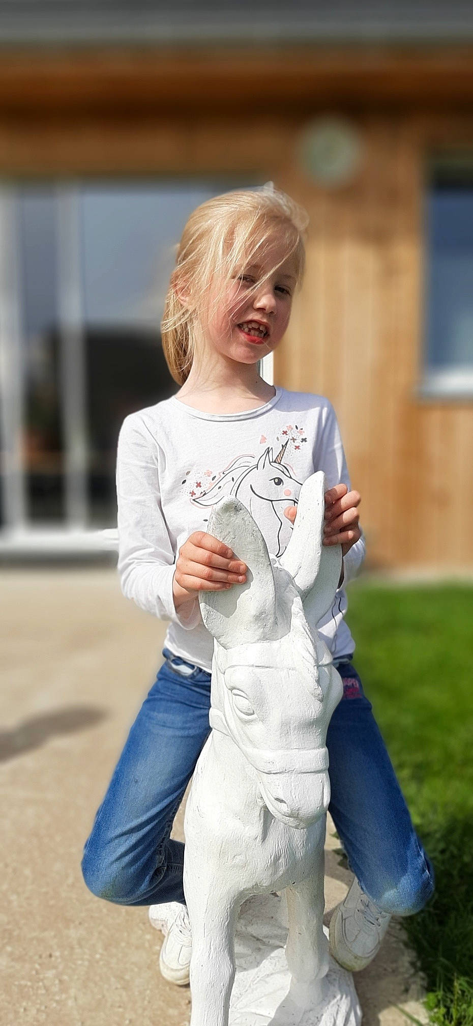 Cloe a rejoint le concours — aidez-le/la à gagner de superbes lots ! blond, denim, eyewear, gesture, grass, hair, happy, head, jeans, jewellery, neck, necklace, person, recreation, shoulder, sleeve, sportswear, street_fashion, t_shirt, waist