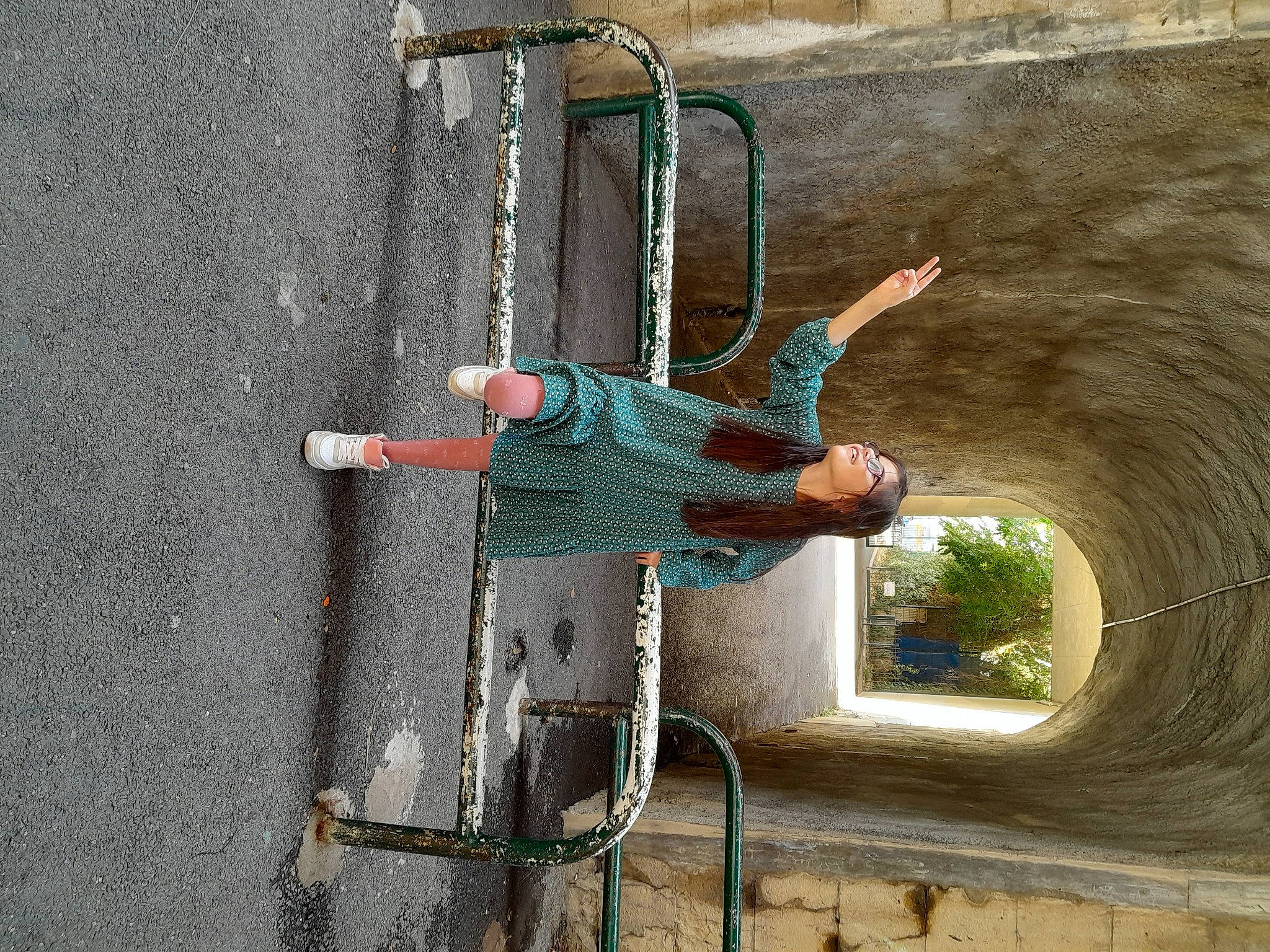 Aisha participe au concours pour gagner de l'argent avec cette photo : adventure, asphalt, basketball_hoop, concrete, fun, leisure, metal, net, person, recreation, rock_climbing_equipment, rope, shadow, shorts, sports, sports_equipment, tire, tree, water, wheel