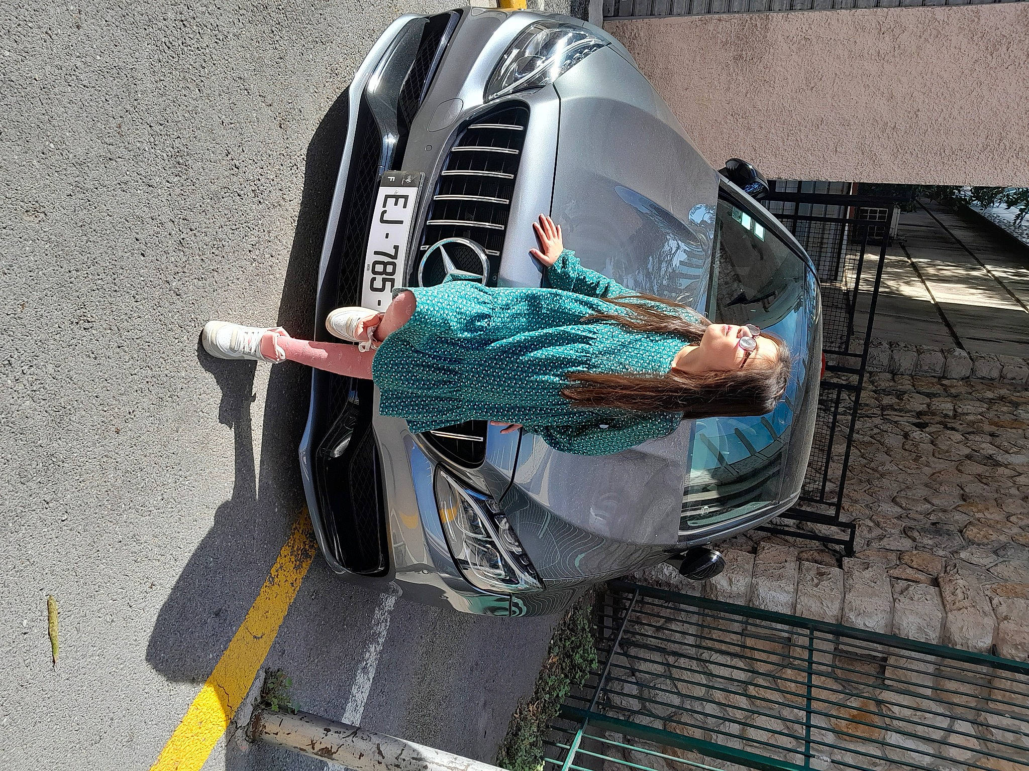 Aisha participe au concours pour gagner de l'argent avec cette photo : asphalt, automotive_design, automotive_exterior, automotive_lighting, automotive_tire, automotive_wheel_system, automotive_window_part, bag, bumper, grille, headlamp, hood, motor_vehicle, person, personal_luxury_car, personal_protective_equipment, tire, vehicle, vehicle_door, wheel