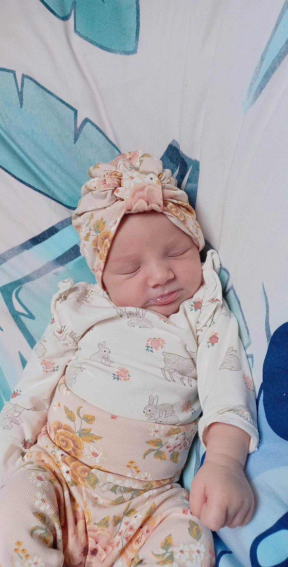 Amberly a rejoint le concours — aidez-le/la à gagner de superbes lots ! baby, baby_products, baby_safety, baby_sleeping, baby_toddler_clothing, bedding, bedtime, cheek, child, comfort, fashion_accessory, headgear, headwear, linens, nap, pattern, person, sitting, sleep, sleeve