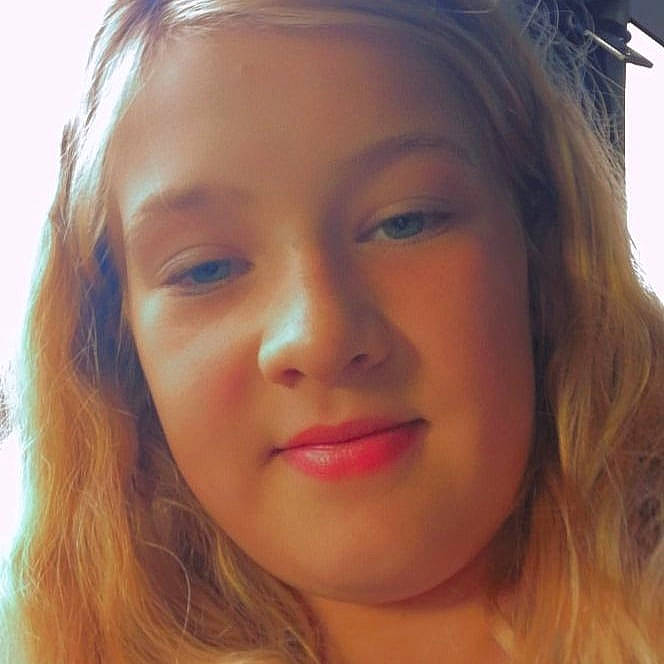 Zenaëlle participe au concours pour gagner de l'argent avec cette photo : black_hair, cheek, ear, eyebrow, eyelash, face, forehead, fun, grass, hair, happy, iris, jaw, layered_hair, lip, mouth, neck, nose, person, skin