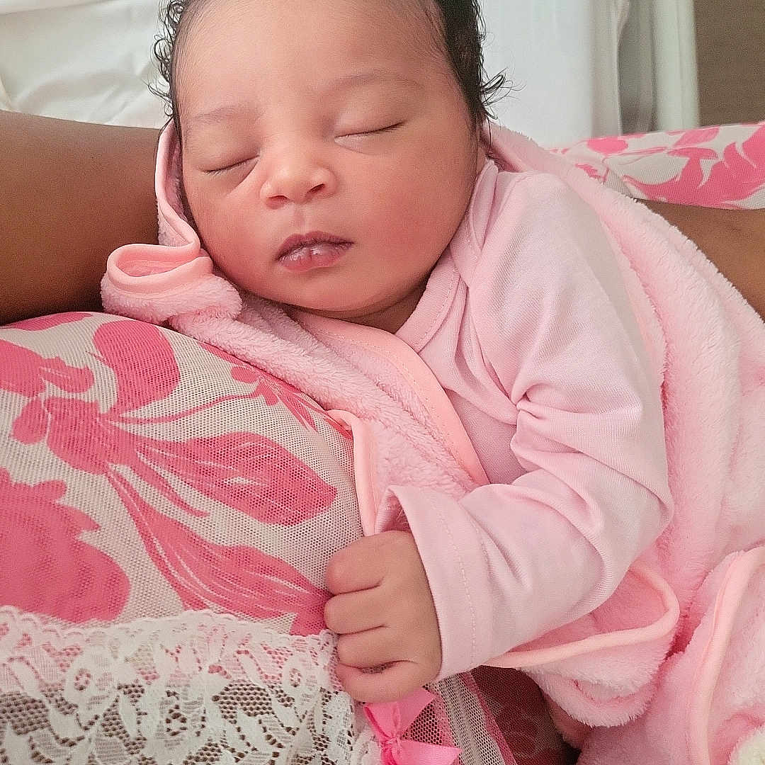 Poésie a rejoint le concours — aidez-le/la à gagner de superbes lots ! baby, blanket, clothing, cozy, cute, floral, hand, indoors, infant, lace, newborn, peaceful, person, pink, portrait, resting, skin, sleeping, soft, toddler