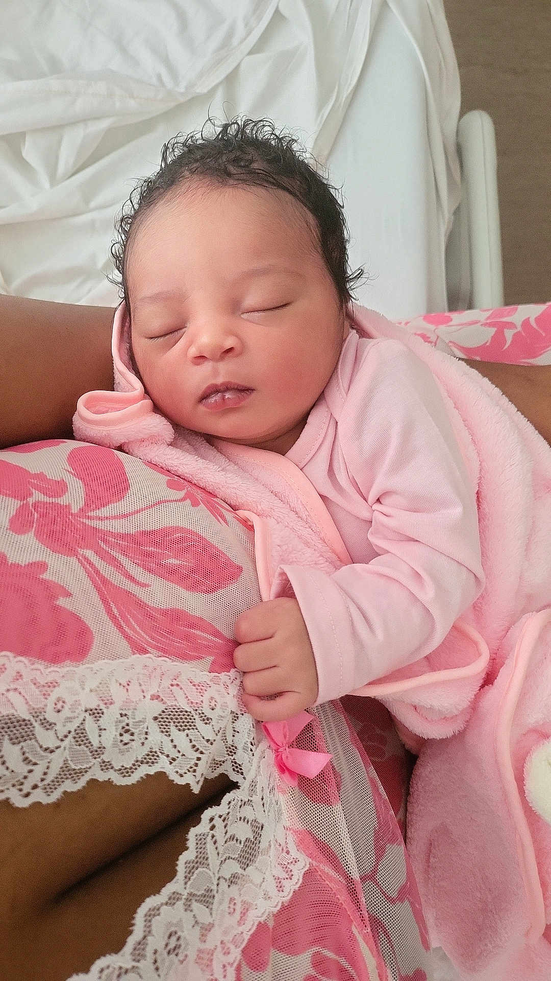 Poésie a rejoint le concours — aidez-le/la à gagner de superbes lots ! newborn, baby, sleeping, pink, blanket, lace, floral, soft, cozy, infant, clothing, hand, peaceful, resting, portrait, cute, indoors, person, toddler, skin