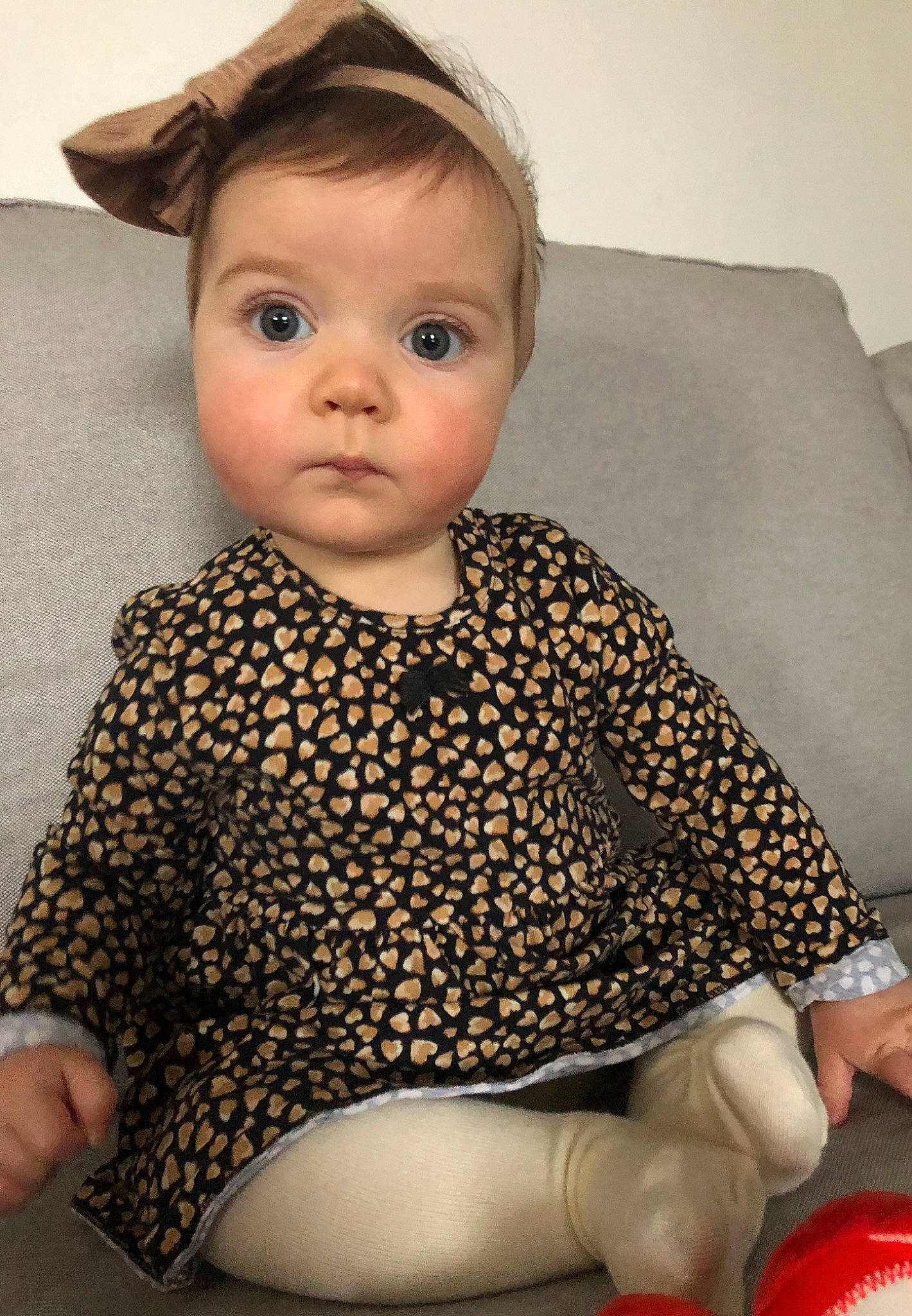 élise participe au concours pour gagner de l'argent avec cette photo : baby, baby_toddler_clothing, cheek, child, comfort, eye, face, finger, hair, head, human_body, joint, neck, outerwear, pattern, person, skin, sleeve, surprise, thigh