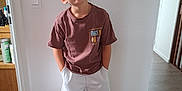 Eladio a rejoint le concours — aidez-le/la à gagner de superbes lots ! child, boy, smiling, standing, indoor, tshirt, shorts, white_wall, floor, hands_in_pockets, casual_clothing, socks, wooden_floor, light_switch, mirror, doorway, cabinet, phone, happy, portrait