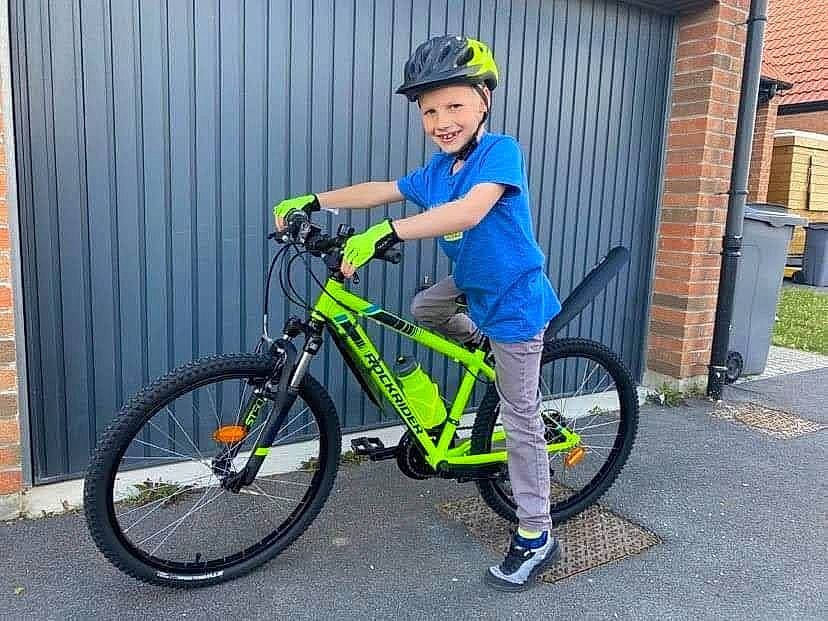 Simeo participe au concours pour gagner de l'argent avec cette photo : automotive_tire, bicycle, bicycle_fork, bicycle_frame, bicycle_handlebar, bicycle_helmet, bicycle_saddle, bicycle_stem, bicycle_tire, bicycle_wheel, bicycle_wheel_rim, bicycles_equipment_and_supplies, crankset, headwear, helmet, hub_gear, joy, person, smile, sports_equipment