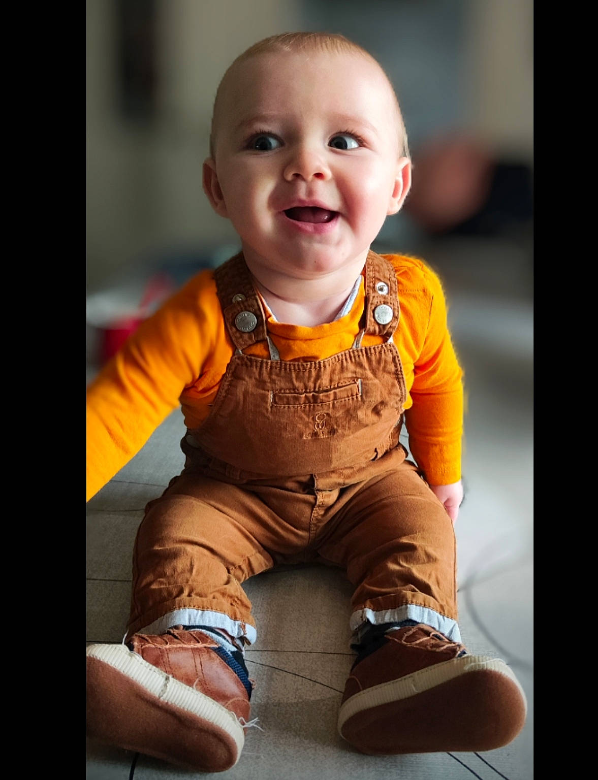 Malone a rejoint le concours — aidez-le/la à gagner de superbes lots ! baby, baby_toddler_clothing, cheek, child, eye, face, flash_photography, flooring, fun, happy, head, human_body, joy, neck, pattern, person, sitting, sleeve, smile, sportswear