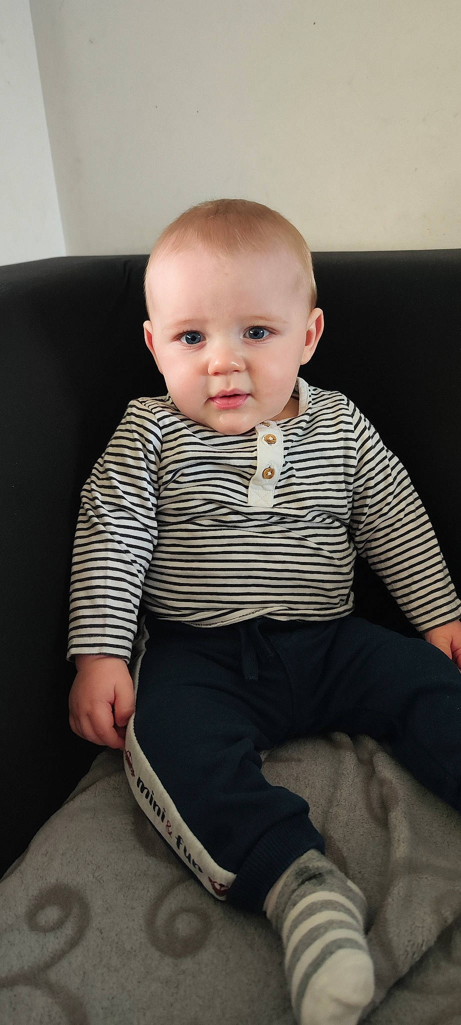 Malone a rejoint le concours — aidez-le/la à gagner de superbes lots ! baby, baby_toddler_clothing, cheek, child, collar, comfort, dress_shirt, elbow, flash_photography, head, knee, lap, person, product, sitting, skin, sleeve, standing, t_shirt, thigh