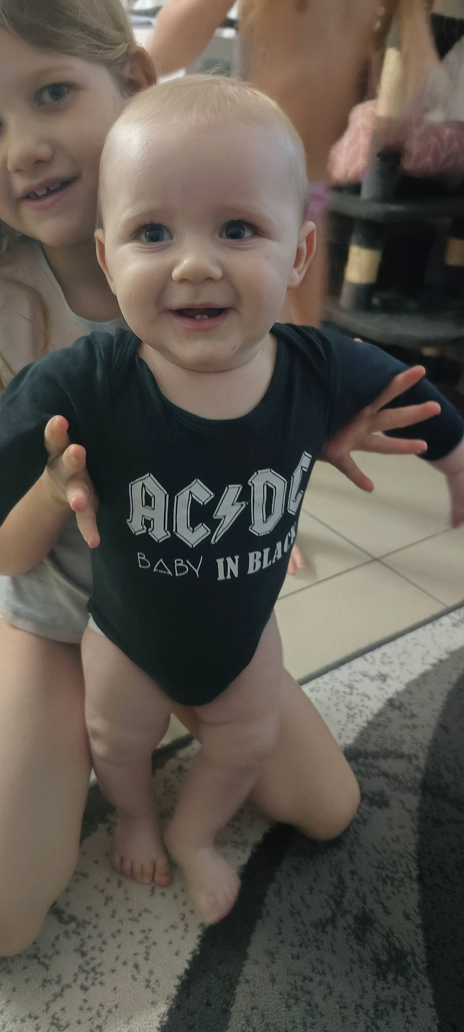 Malone participe au concours pour gagner de l'argent avec cette photo : baby, baby_toddler_clothing, cheek, chin, eye, face, facial_expression, gesture, happy, head, iris, joint, joy, mouth, neck, person, photograph, skin, sleeve, smile