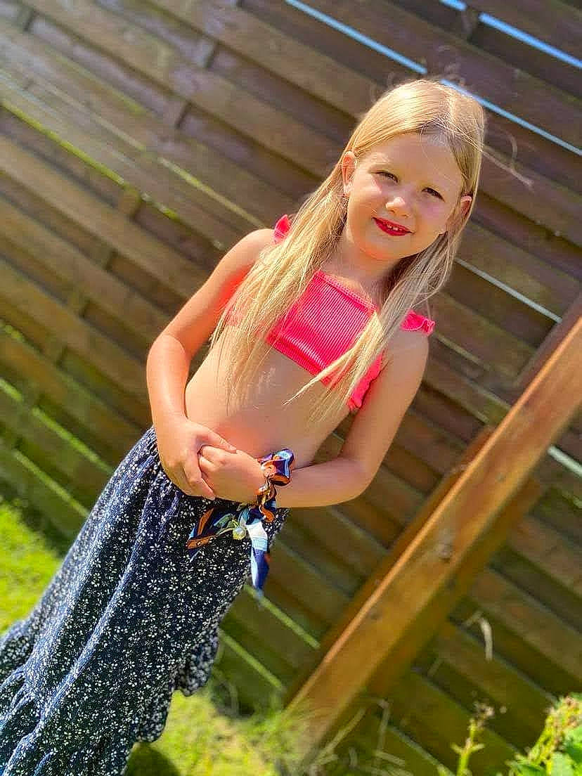 Solia participe au concours pour gagner de l'argent avec cette photo : blond, clothing, electric_blue, fawn, flash_photography, grass, happy, human_leg, jewellery, joy, leisure, lip, long_hair, people_in_nature, person, plant, smile, summer, thigh, trunk