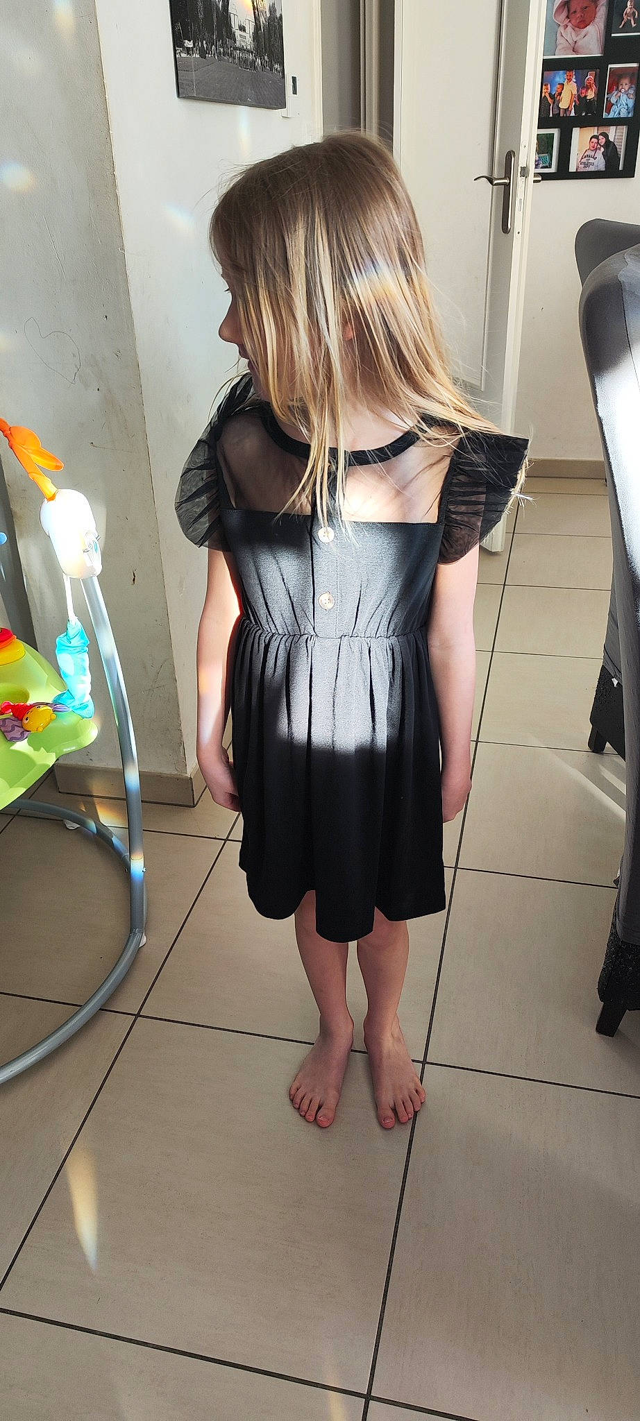 Lola a rejoint le concours — aidez-le/la à gagner de superbes lots ! bangs, black_hair, blond, day_dress, eyewear, fashion_design, flooring, hair, human_leg, joint, knee, layered_hair, leg, long_hair, person, shoulder, sleeve, standing, thigh, trunk