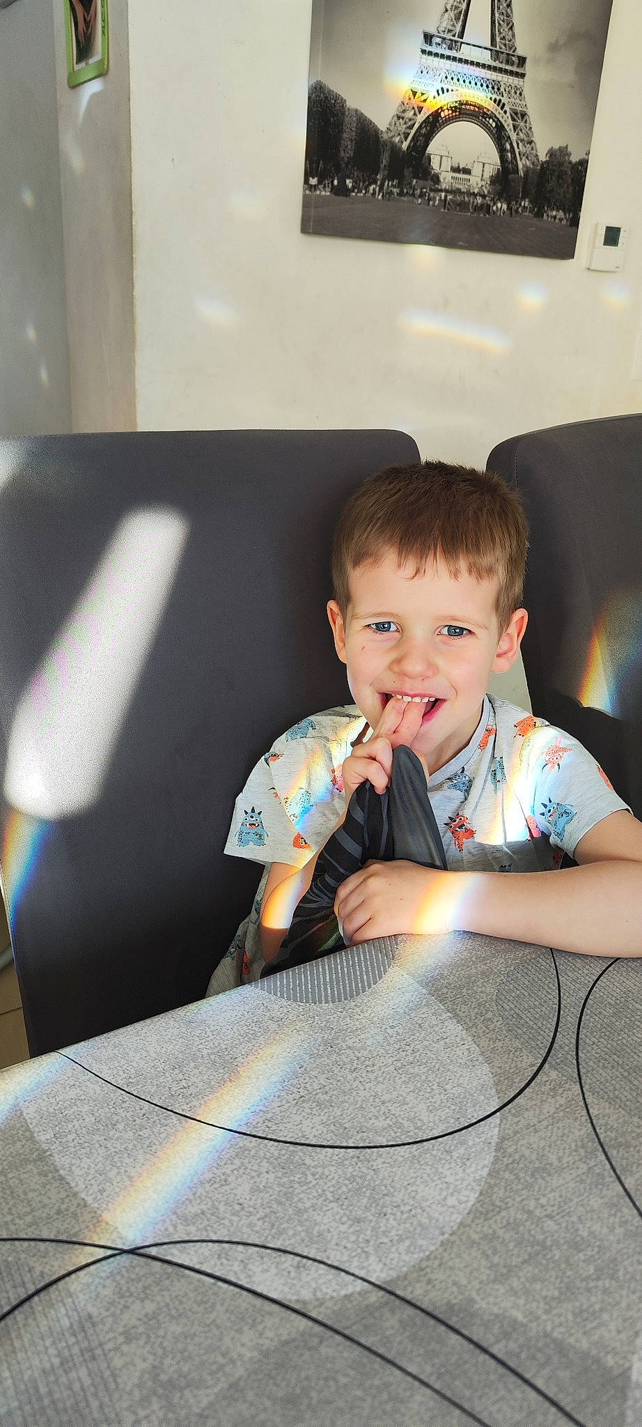 Elio participe au concours pour gagner de l'argent avec cette photo : baby, baby_toddler_clothing, chair, child, finger, flooring, fun, glass, happy, joy, leisure, pattern, person, play, room, sitting, smile, t_shirt, toddler, vacation