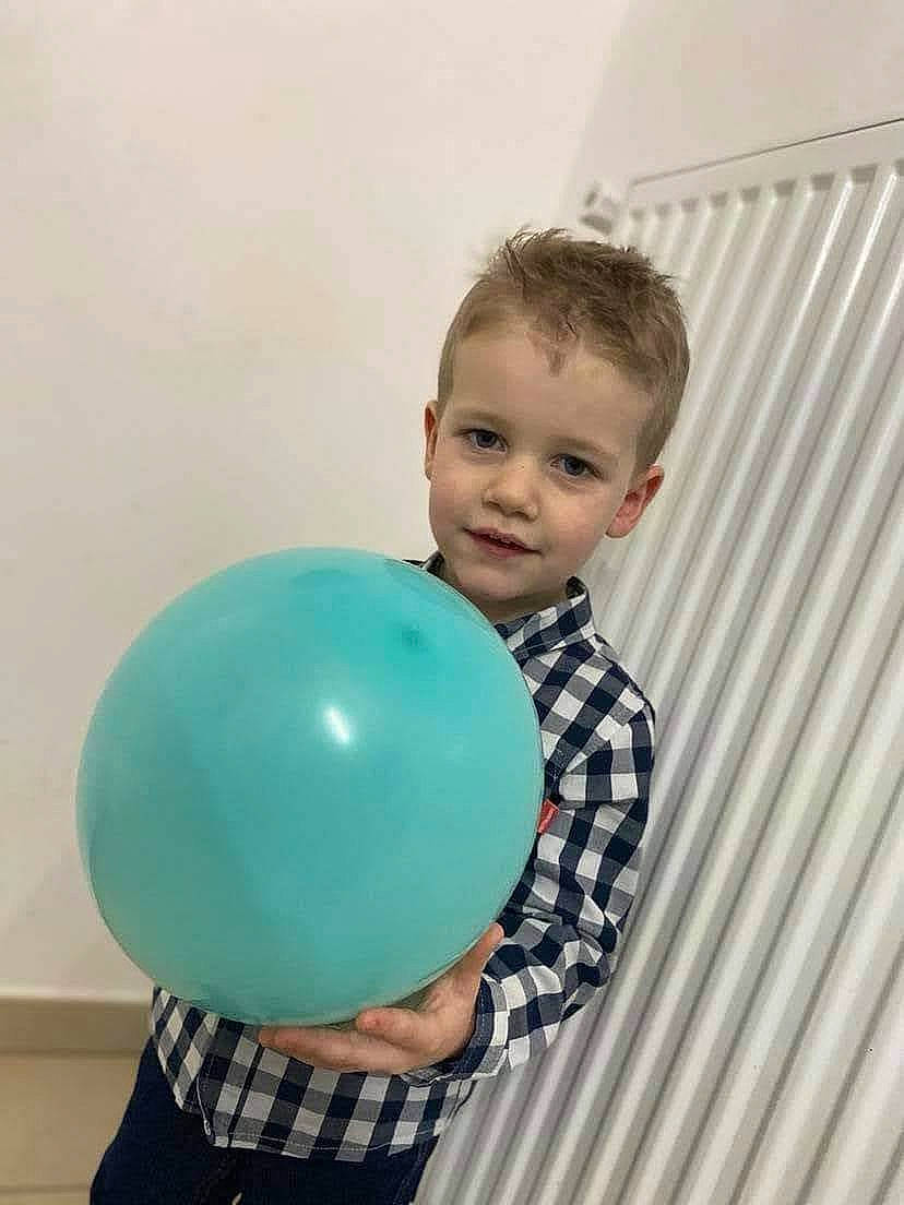 Elio a rejoint le concours — aidez-le/la à gagner de superbes lots ! ball, balloon, child, electric_blue, event, fun, happy, party_supply, pattern, person, room, sleeve, smile, sphere, t_shirt, toddler