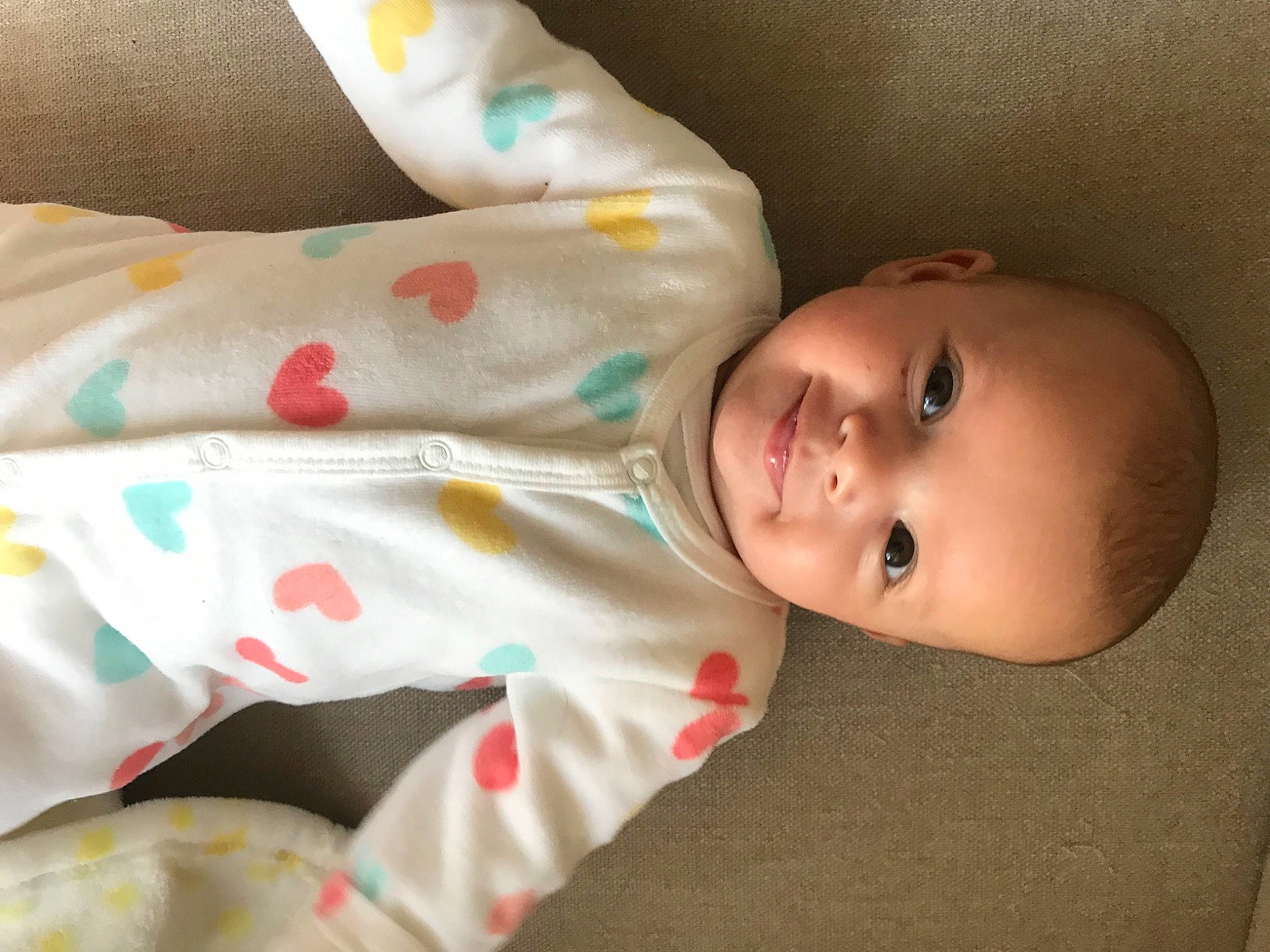 Rèm a rejoint le concours — aidez-le/la à gagner de superbes lots ! baby, baby_products, baby_toddler_clothing, cheek, child, chin, comfort, eye, hand, head, human_body, joy, linens, lip, nose, person, product, skin, sleeve, smile